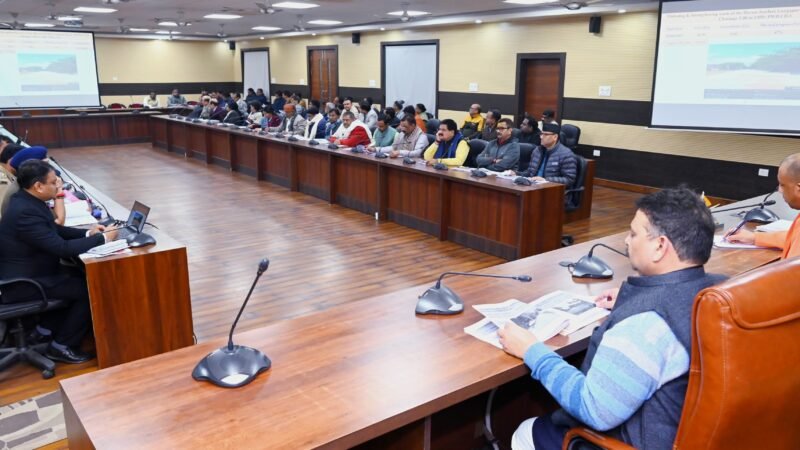 सीएम योगी ने दालमंडी सड़क चौड़ीकरण कार्यों में तेजी लाने का दिया निर्देश