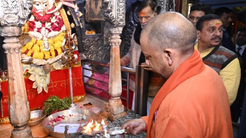 मुख्यमंत्री ने शीतलहर में ठिठुरते गरीब, असहायों को कंबल एवं भोजन देकर राहत पहुंचाई