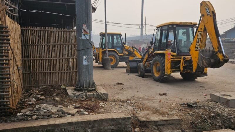 पहड़िया सब्जी मंडी में अवैध अतिक्रमण पर चला बुलडोजर, 12 आढ़तियों के निर्माण ध्वस्त