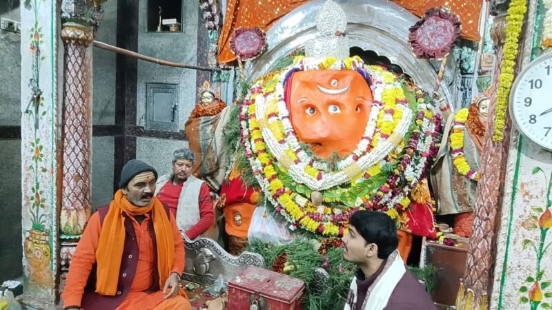 सकट चतुर्थी पर काशी में आस्था का सैलाब, बड़ा गणेश मंदिर में उमड़ी श्रद्धालुओं की भारी भीड़