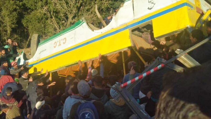हिमाचल: सिरमौर के हरिपुरधार में निजी बस खाई में गिरी, 12 की मौत, कई घायल