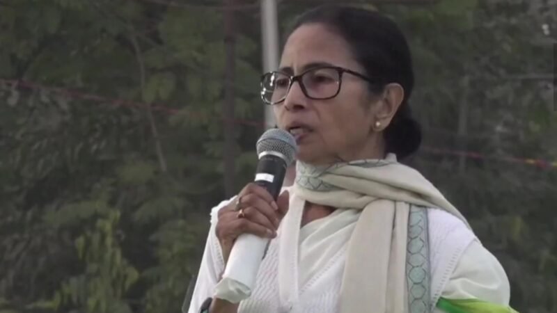 आई-पैक दफ्तर पर ईडी छापेमारी के खिलाफ टीएमसी का शक्ति प्रदर्शन, ममता बनर्जी बोलीं—राजनीतिक साजिश से और मजबूत हुई हूं