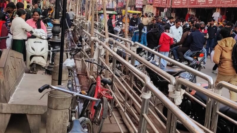 दर्शनार्थियों के लिए लगाई गई रेलिंग से व्यापारी परेशान, प्रशासन से की यह मांग