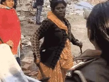 वाराणसी के रोहनिया में अतिक्रमण हटाने के दौरान हंगामा: महिलाओं ने बुलडोजर रोका, पुलिस से नोकझोंक