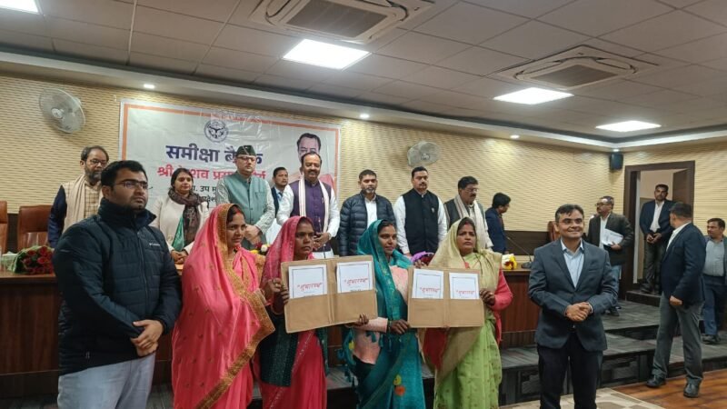 डिप्टी सीएम केशव प्रसाद मौर्य ने महिला स्वयं सहायता समूह की पांच महिलाओं को प्रदान किया ई-रिक्शा