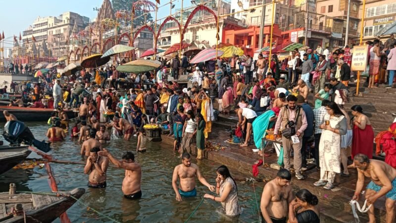 एकदशी पर गंगा घाटों पर उमड़ा श्रद्धालुओं का सैलाब