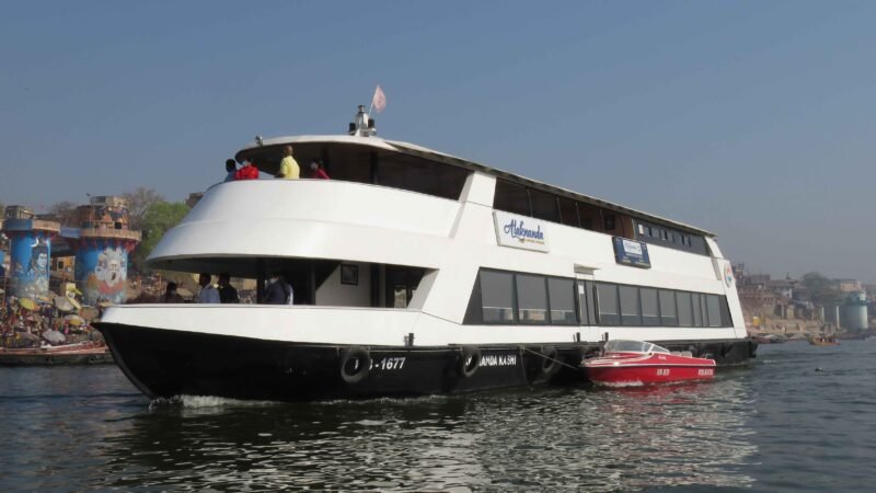 वाराणसी में गंगा प्रदूषण का मामला: अलकनंदा क्रूज पर ₹5,000 का जुर्माना, नोटिस जारी