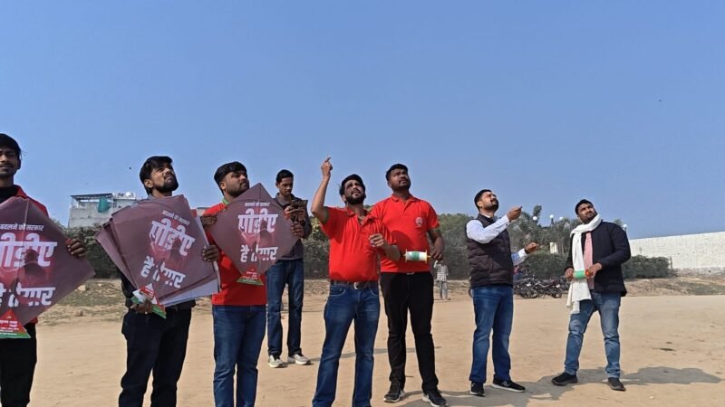 मकर संक्रांति पर सपा का सियासी संदेश: वाराणसी में ‘पीडीए’ लिखी पतंग उड़ाकर 2027 का संकेत