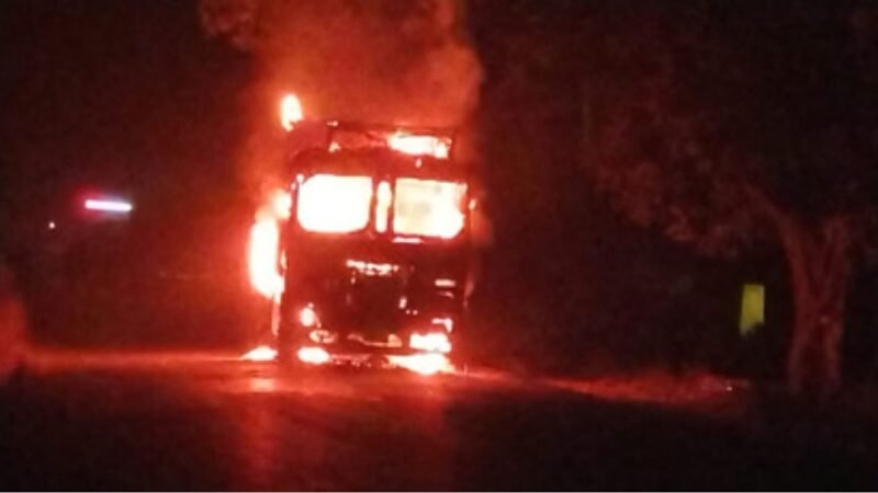 मिर्जापुर–रायबरेली मार्ग पर 12 टायर ट्रक में भीषण आग, 10 टन चावल जलकर राख