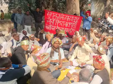 काशी द्वार योजना के खिलाफ किसानों का कफन बांधकर विरोध, पिंडरा में आंदोलन तेज