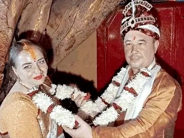 हर-हर महादेव के जयकारों संग काशी में रूसी कपल का वैदिक विवाह, दशाश्वमेध घाट बना साक्षी