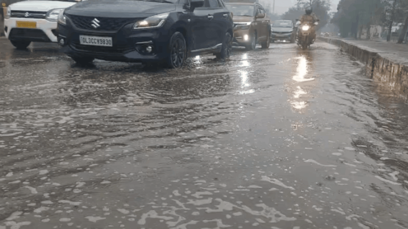 दिल्ली-एनसीआर में बारिश से बदला मौसम, नोएडा में ठंड और जाम ने बढ़ाई परेशानी