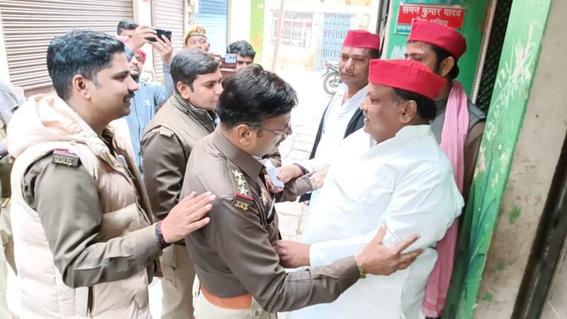 मणिकर्णिका घाट जाने पर अड़ी सपा, वाराणसी में नेताओं की नजरबंदी; पुलिस से झड़प, सांसद धरने पर बैठे