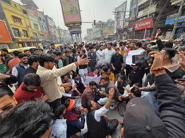 यूजीसी के नए नियमों के खिलाफ काशी विद्यापीठ में उग्र प्रदर्शन, छात्रों ने सड़क जाम कर की नारेबाजी