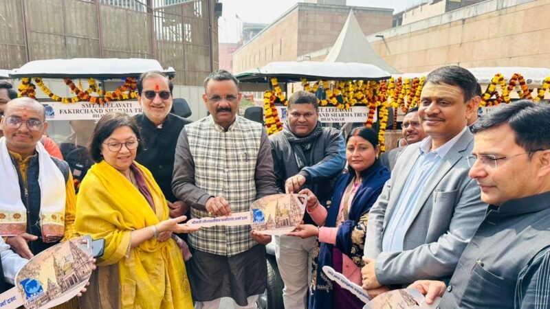 मैदागिन से गोदौलिया के बीच अब दौड़ेंगी 11 गोल्फ कार्ट, महापौर ने मंडलायुक्त को सौंपी गोल्फ कार्ट की चाबियां