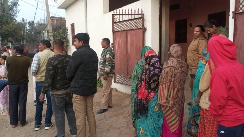 छत पर कपड़ा सुखाने को लेकर विवाद, दो महिलाएं गिरीं नीचे; एक की मौत, दूसरी गंभीर घायल