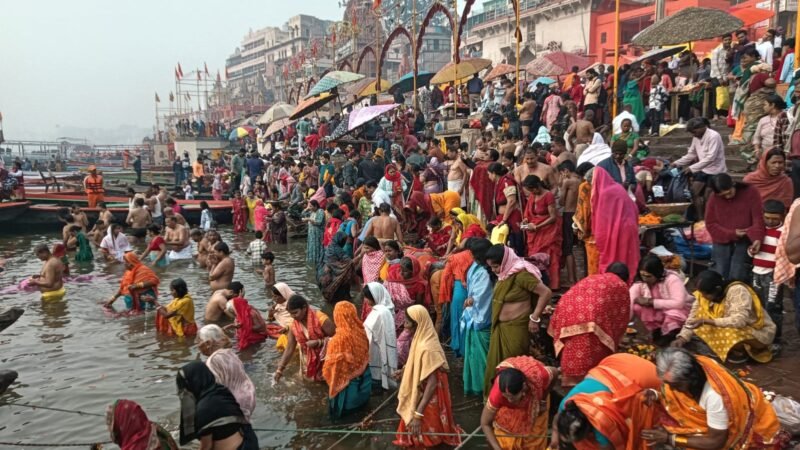 माघ पूर्णिमा पर काशी में आस्था का सैलाब, लाखों श्रद्धालुओं ने गंगा में लगाई पुण्य डुबकी