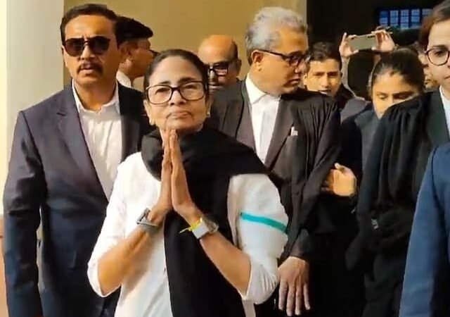 SIR विवाद पर सुप्रीम कोर्ट में खुद उतरीं ममता बनर्जी, चुनाव आयोग को नोटिस जारी