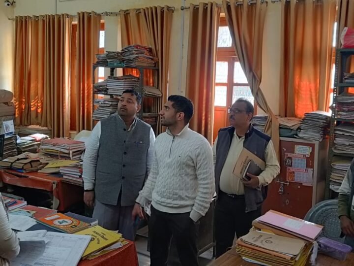 नगर आयुक्त ने जलकल कार्यालय के कार्यों को परखा, लापरवाही पर कार्रवाई की दी चेतावनी