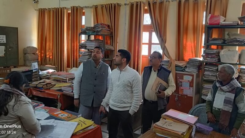 नगर आयुक्त ने जलकल कार्यालय के कार्यों को परखा, लापरवाही पर कार्रवाई की दी चेतावनी