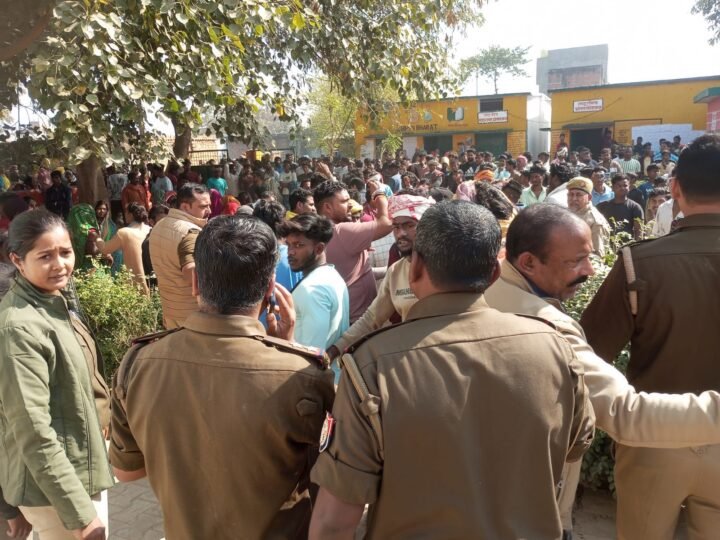 वाराणसी: प्राथमिक विद्यालय के प्रधानाध्यापक पर छात्राओं से छेड़खानी का आरोप, ग्रामीणों ने किया हंगामा