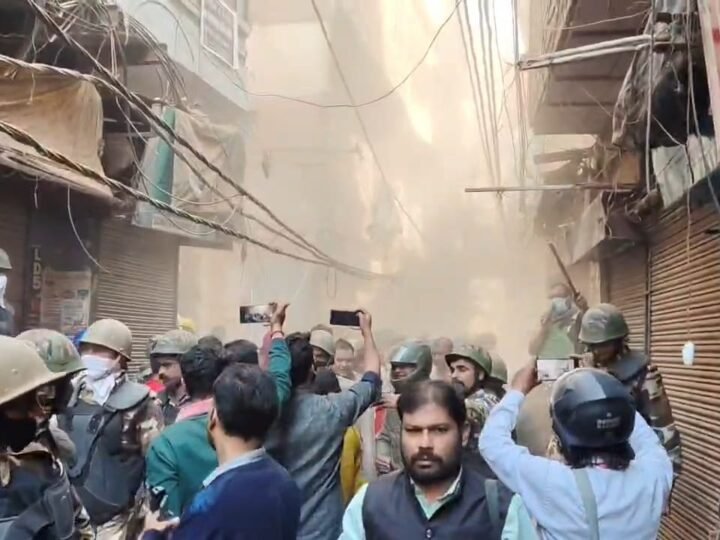 वाराणसी दालमंडी में बुलडोजर कार्रवाई के दौरान बवाल, व्यापारी ने दुकान में लगाई आग, आत्मदाह की दी धमकी