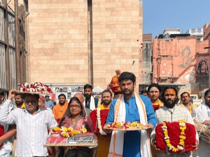महाशिवरात्रि से पहले काशी पहुँची मथुरा की पावन भेंट, कृष्ण जन्मभूमि से बाबा विश्वनाथ के लिए आया शगुन
