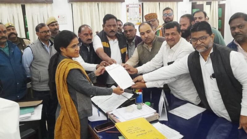 त्योहारों पर सुधरे काशी की बदहाल व्यवस्था, कांग्रेसियों ने की नगर आयुक्त से मुलाक़ात