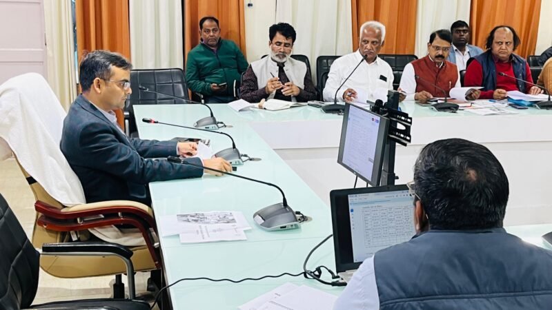 सभी विद्यालयों में शिक्षा की बुनियादी सुविधाएं उपलब्ध कराने का जिलाधिकारी ने दिया निर्देश