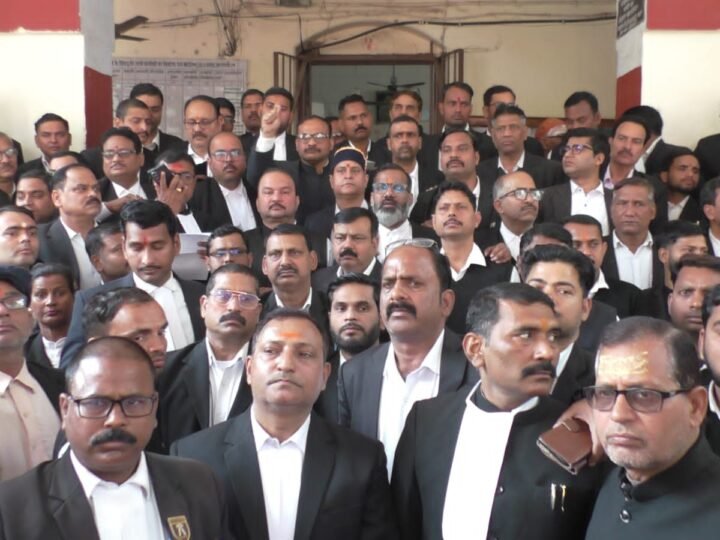 रामपुर में अधिवक्ता की हत्या  को लेकर काशी में आक्रोश