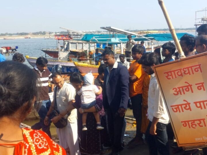 वाराणसी में गंगा में बड़ा हादसा: तुलसी घाट के सामने मोटरबोट की टक्कर से नाव डूबी, पांच यात्री सुरक्षित