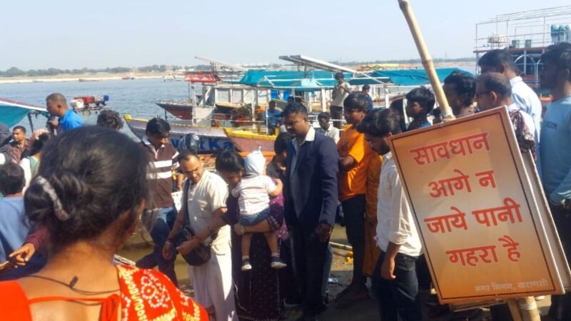 वाराणसी में गंगा में बड़ा हादसा: तुलसी घाट के सामने मोटरबोट की टक्कर से नाव डूबी, पांच यात्री सुरक्षित