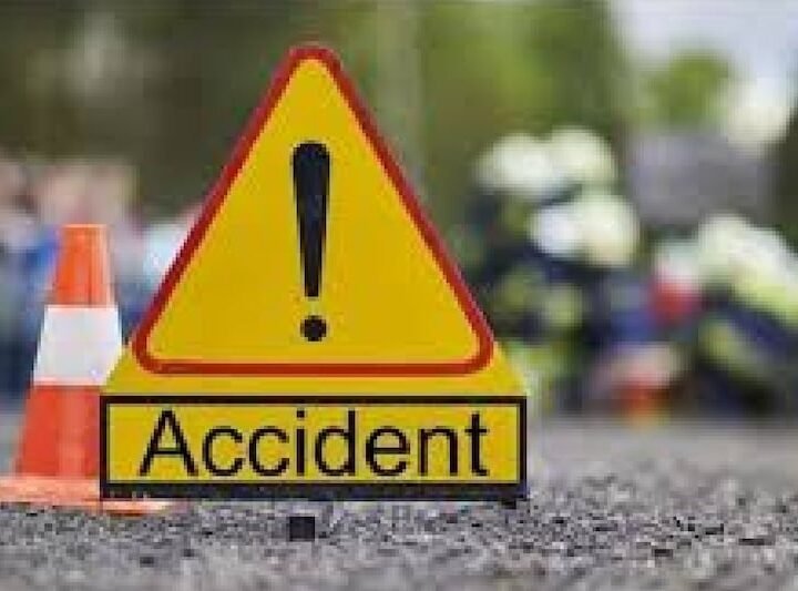 चंदौली में ट्रेलर की चपेट में आने से शिक्षक की मौत, आक्रोशित ग्रामीणों ने हाईवे जाम किया