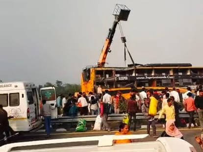 पूर्वांचल एक्सप्रेसवे पर डबल डेकर बस पलटी: 5 की मौत, 31 घायल; चालक पर नशे में ड्राइविंग का आरोप