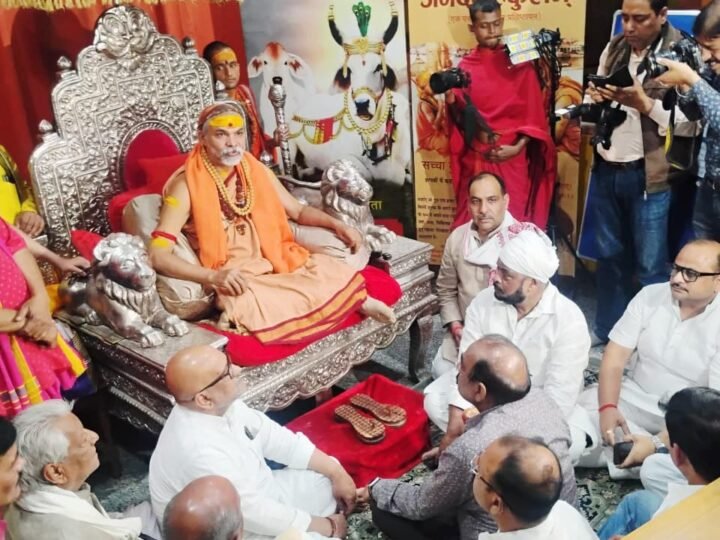 केदार घाट स्थित विद्या मठ पहुंचे अजय राय, शंकराचार्य ने जांच पर उठाए सवाल