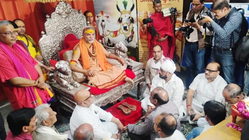 केदार घाट स्थित विद्या मठ पहुंचे अजय राय, शंकराचार्य ने जांच पर उठाए सवाल