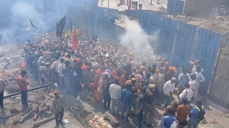 काशी के मणिकर्णिका घाट पर ‘मसाने की होली’: चिता भस्म संग रंगोत्सव, भारी भीड़ के बीच सुरक्षा कड़ी