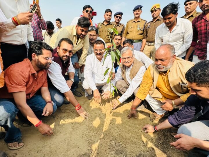 चीन का रिकॉर्ड ध्वस्त कर काशी ने रचा नया वैश्विक कीर्तिमान, एक घंटे में रोपे 251446 पौधे