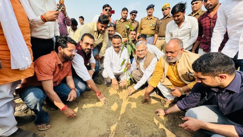 चीन का रिकॉर्ड ध्वस्त कर काशी ने रचा नया वैश्विक कीर्तिमान, एक घंटे में रोपे 251446 पौधे