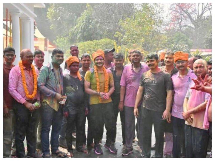 वाराणसी पुलिस लाइन में रंगों की बौछार, ड्यूटी के बाद पुलिसकर्मियों ने मनाया सामूहिक होली उत्सव