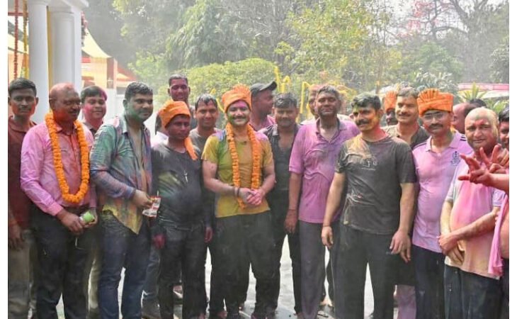 वाराणसी पुलिस लाइन में रंगों की बौछार, ड्यूटी के बाद पुलिसकर्मियों ने मनाया सामूहिक होली उत्सव