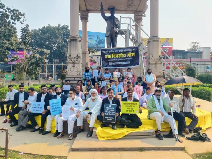 ईरान पर सैन्य कार्रवाई के विरोध में वाराणसी में मौन उपवास और धरना, की गयी शांति की अपील