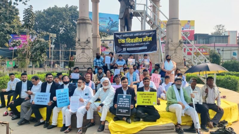 ईरान पर सैन्य कार्रवाई के विरोध में वाराणसी में मौन उपवास और धरना, की गयी शांति की अपील