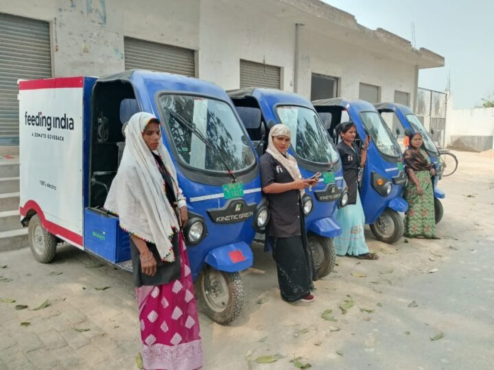 महिला दिवस पर प्रेरणादायक पहल: वाराणसी में स्वयं सहायता समूह की महिलाएं चला रहीं ई-रिक्शा, आत्मनिर्भरता की मिसाल