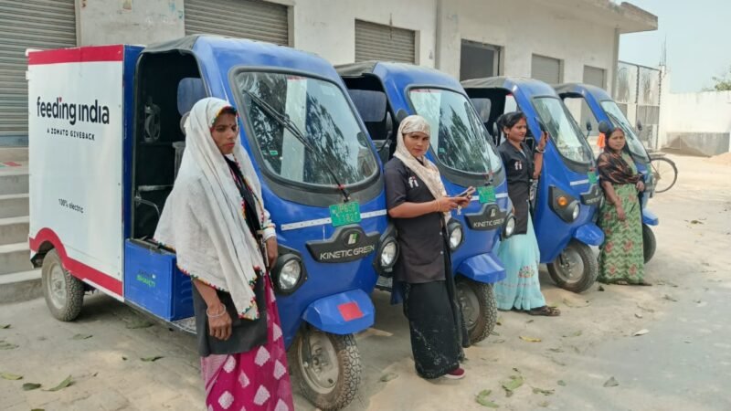 महिला दिवस पर प्रेरणादायक पहल: वाराणसी में स्वयं सहायता समूह की महिलाएं चला रहीं ई-रिक्शा, आत्मनिर्भरता की मिसाल