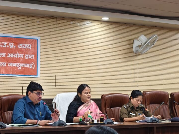 महिलाओं की समस्याओं का संज्ञान लेते हुए उसका निस्तारण नियमानुसार अविलम्ब कराना सुनिश्चित करें- महिला आयोग