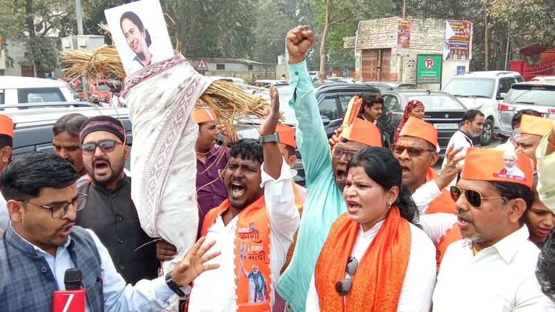 राष्ट्रपति के अपमान के विरोध में पश्चिम बंगाल की सीएम का पुतला दहन