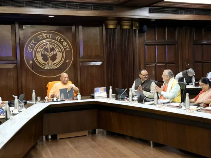 योगी कैबिनेट के बड़े फैसले: संपत्ति रजिस्ट्रेशन नियम सख्त, ग्राम बस सेवा और शिक्षकों को कैशलेस इलाज की मंजूरी