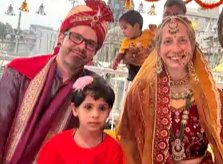 काशी में कनाडाई कपल ने लिए सात फेरे, गंगा तट पर वैदिक मंत्रों के बीच सनातन रीति से हुआ विवाह