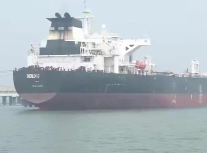तनाव के बीच होर्मुज जलडमरूमध्य पार कर मुंबई पहुंचा सऊदी कच्चे तेल से भरा टैंकर
